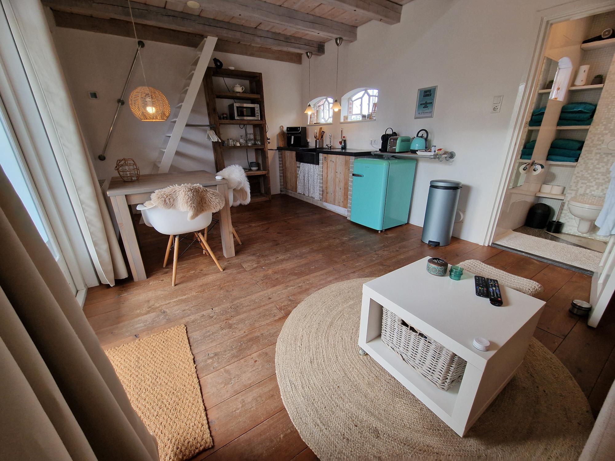 Living and dining area at Guesthouse De Strandkorf